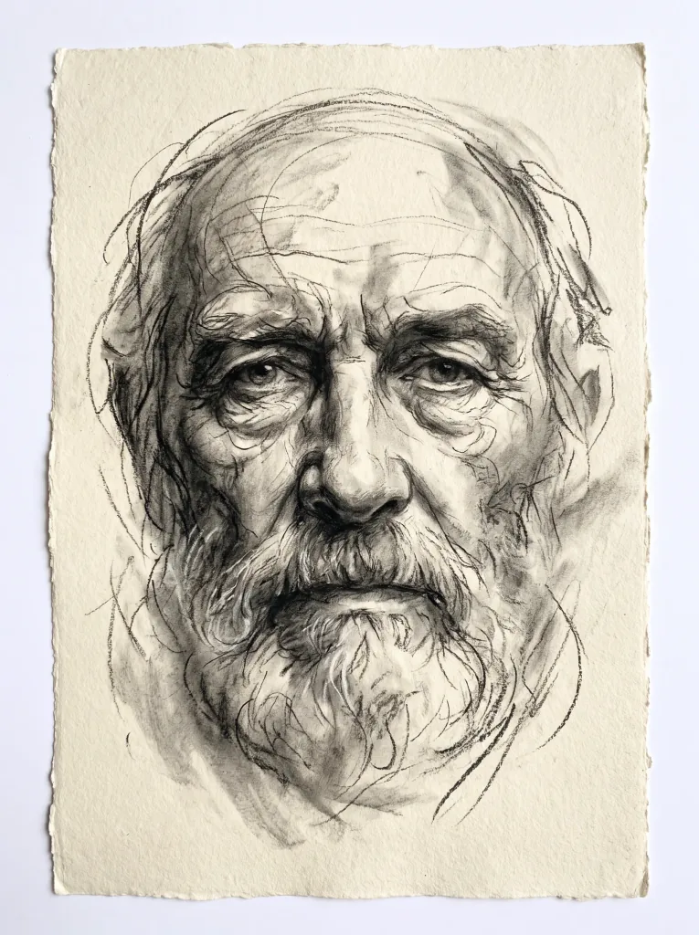 Retrato a carboncillo sobre papel texturizado, sombreado expresivo dibujado a mano, tonos suavemente difuminados, fondo mínimo