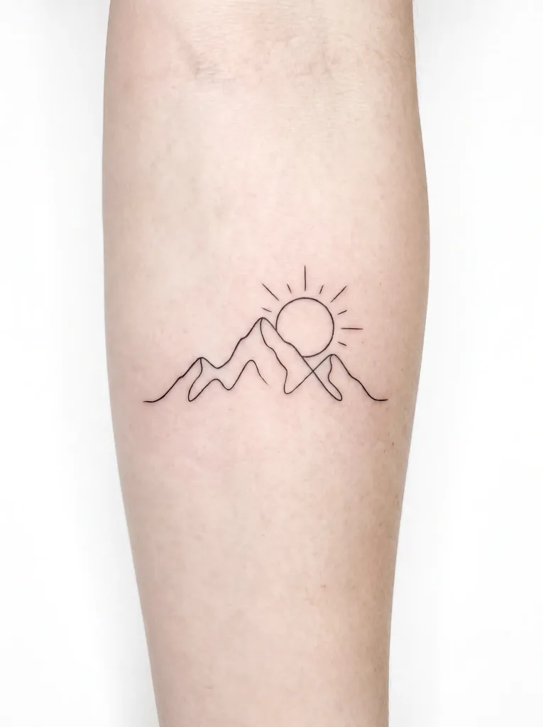 Tatuaje minimalista pequeño de una cordillera con un sol: líneas finas y limpias, fondo blanco, vertical.